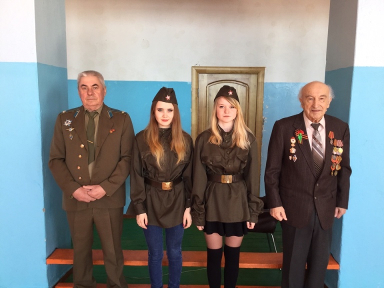 Гости мероприятия и студентки 1 курса